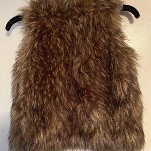 Little girls faux fur vest size xs (4)